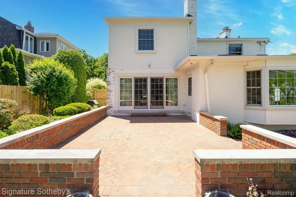 274 Hillcrest Avenue Grosse Pointe Farms City MI 48236