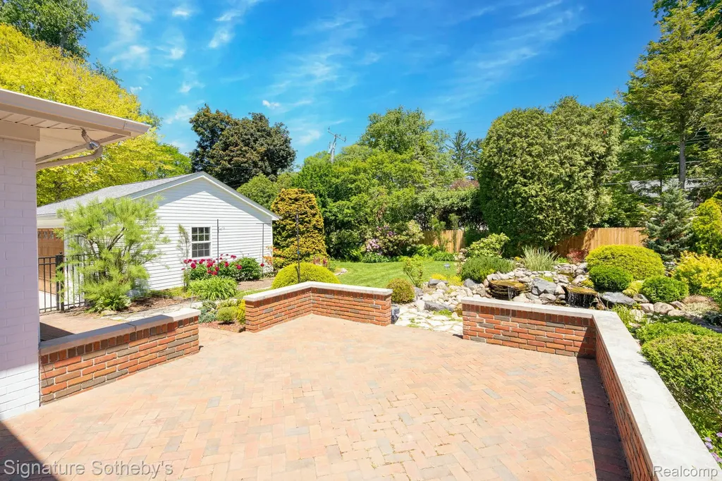 274 Hillcrest Avenue Grosse Pointe Farms City MI 48236