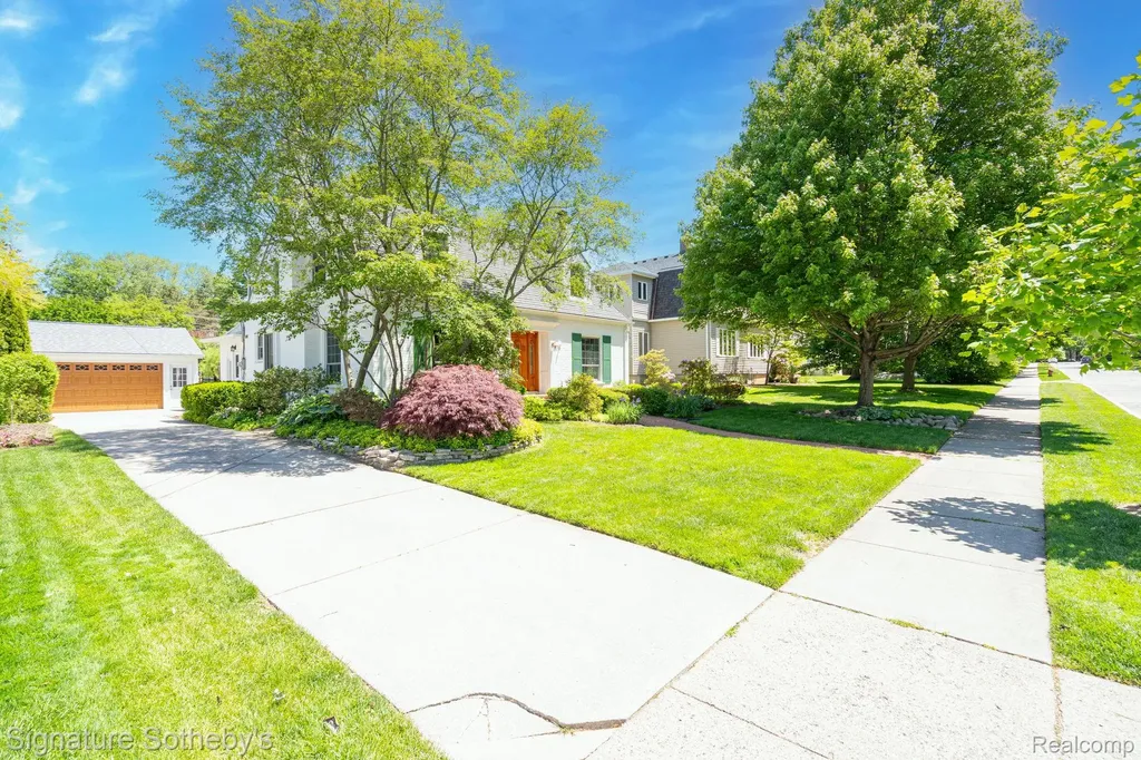 274 Hillcrest Avenue Grosse Pointe Farms City MI 48236