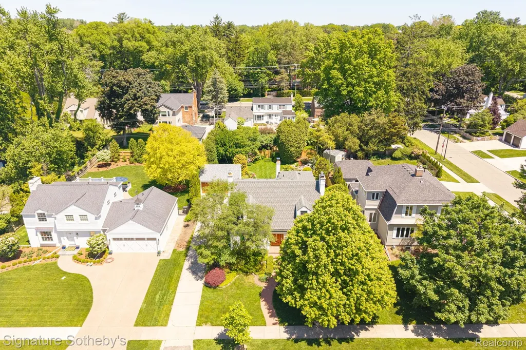 274 Hillcrest Avenue Grosse Pointe Farms City MI 48236