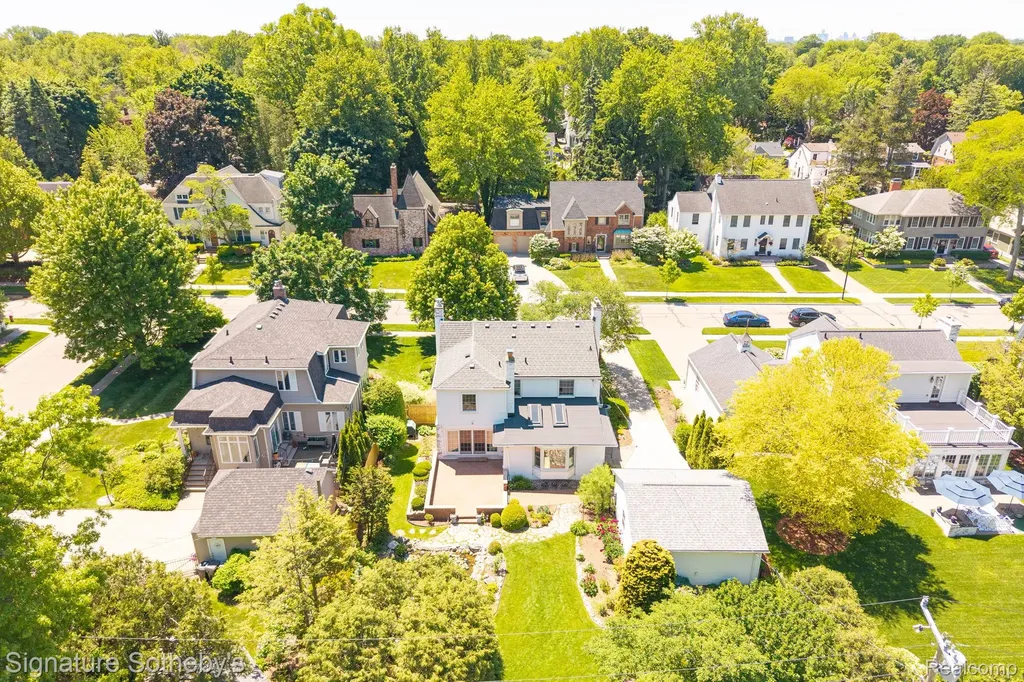 274 Hillcrest Avenue Grosse Pointe Farms City MI 48236
