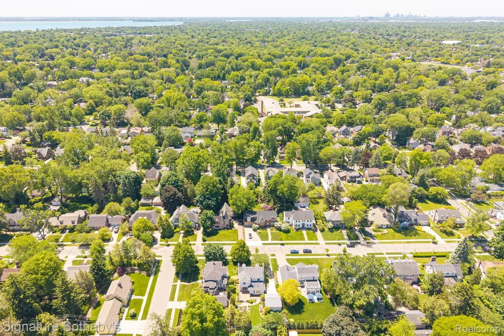 274 Hillcrest Avenue Grosse Pointe Farms City MI 48236
