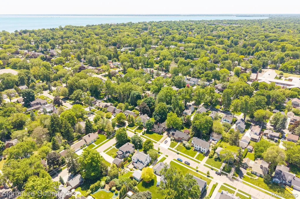 274 Hillcrest Avenue Grosse Pointe Farms City MI 48236
