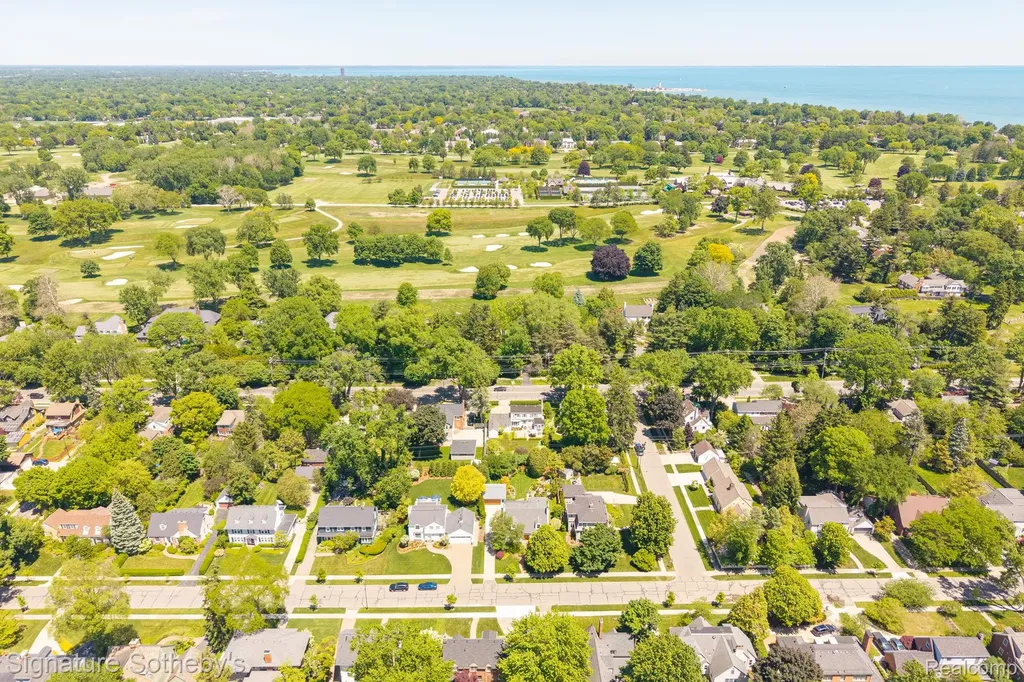 274 Hillcrest Avenue Grosse Pointe Farms City MI 48236