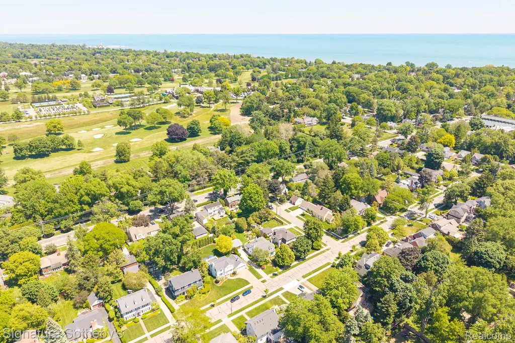 274 Hillcrest Avenue Grosse Pointe Farms City MI 48236