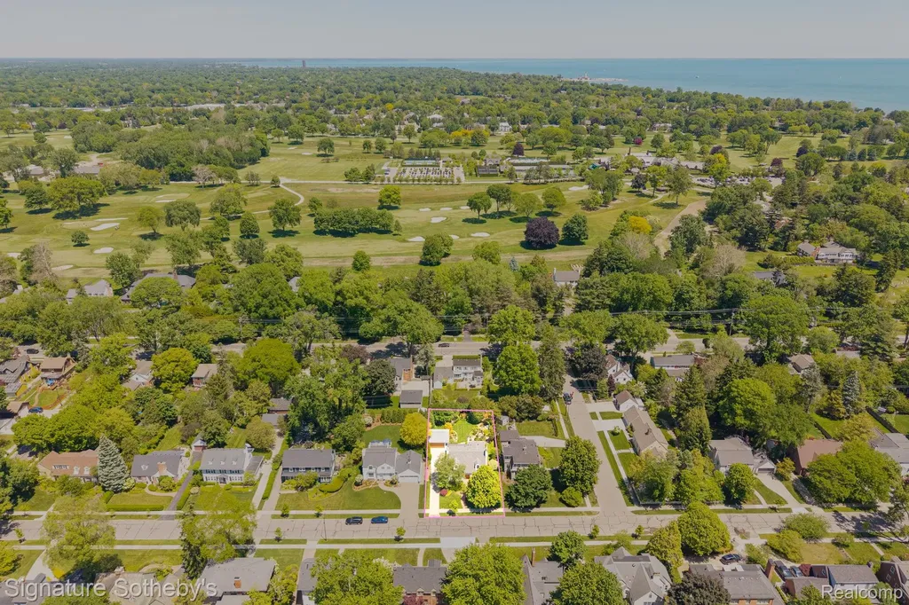 274 Hillcrest Avenue Grosse Pointe Farms City MI 48236