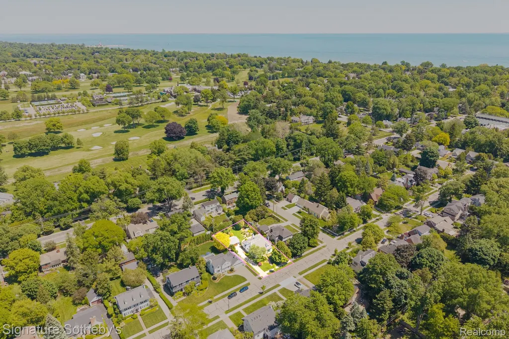 274 Hillcrest Avenue Grosse Pointe Farms City MI 48236