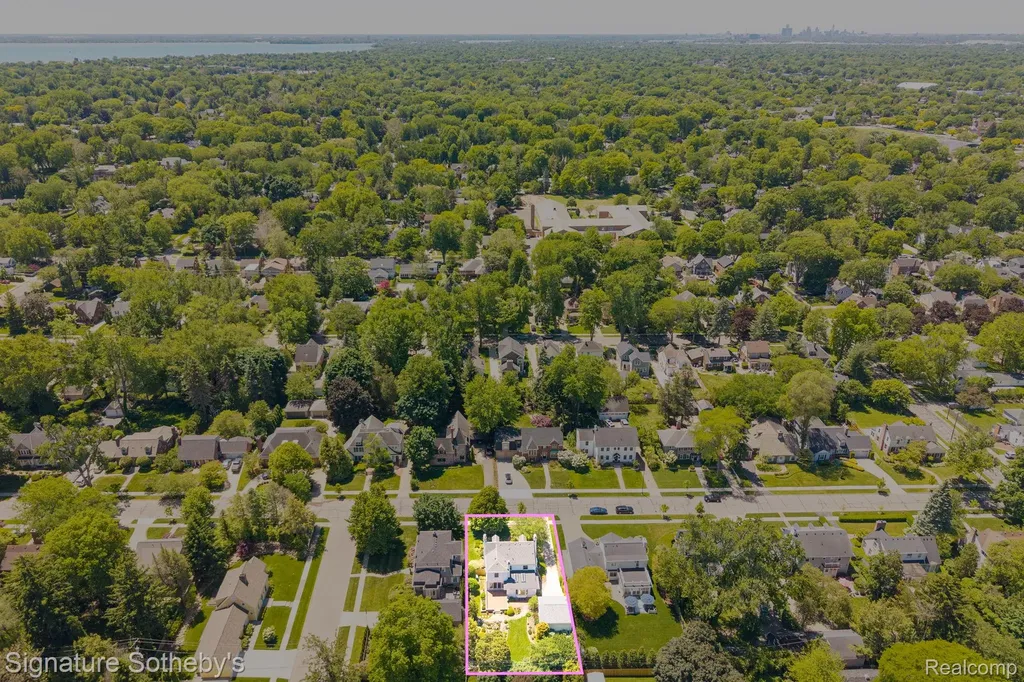 274 Hillcrest Avenue Grosse Pointe Farms City MI 48236