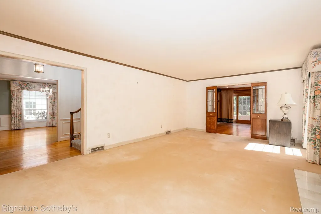 274 Hillcrest Avenue Grosse Pointe Farms City MI 48236