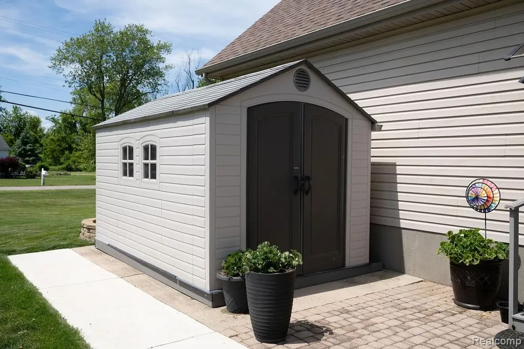 6321 Avenue B La Salle Township MI 48145