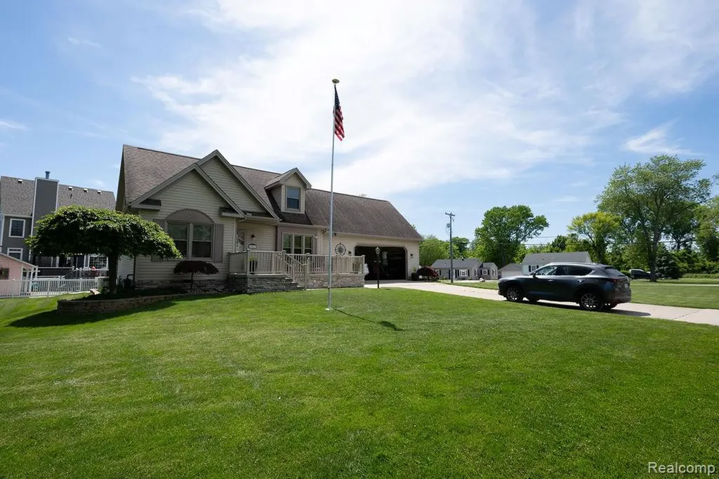 6321 Avenue B La Salle Township MI 48145