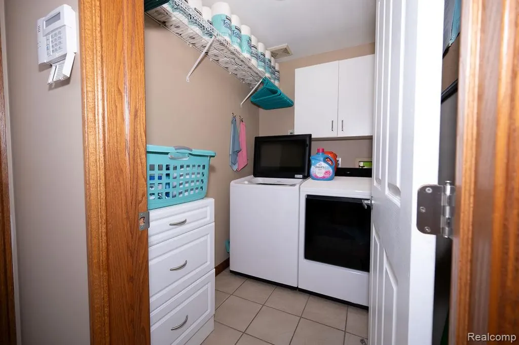 6321 Avenue B La Salle Township MI 48145