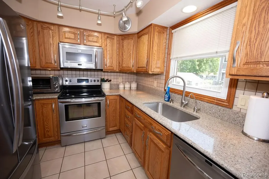 6321 Avenue B La Salle Township MI 48145