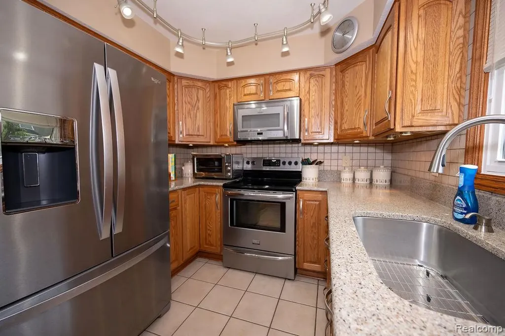 6321 Avenue B La Salle Township MI 48145