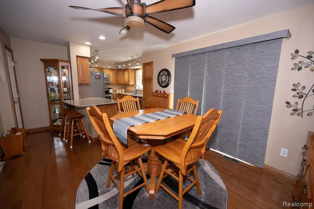 6321 Avenue B La Salle Township MI 48145