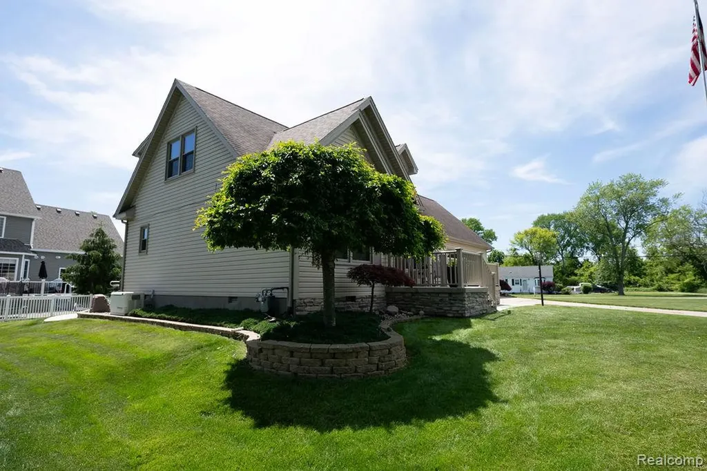 6321 Avenue B La Salle Township MI 48145