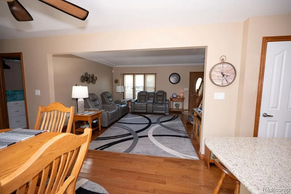 6321 Avenue B La Salle Township MI 48145