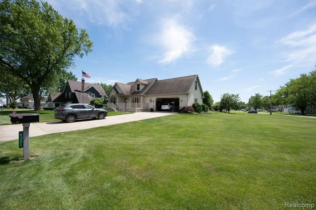 6321 Avenue B La Salle Township MI 48145