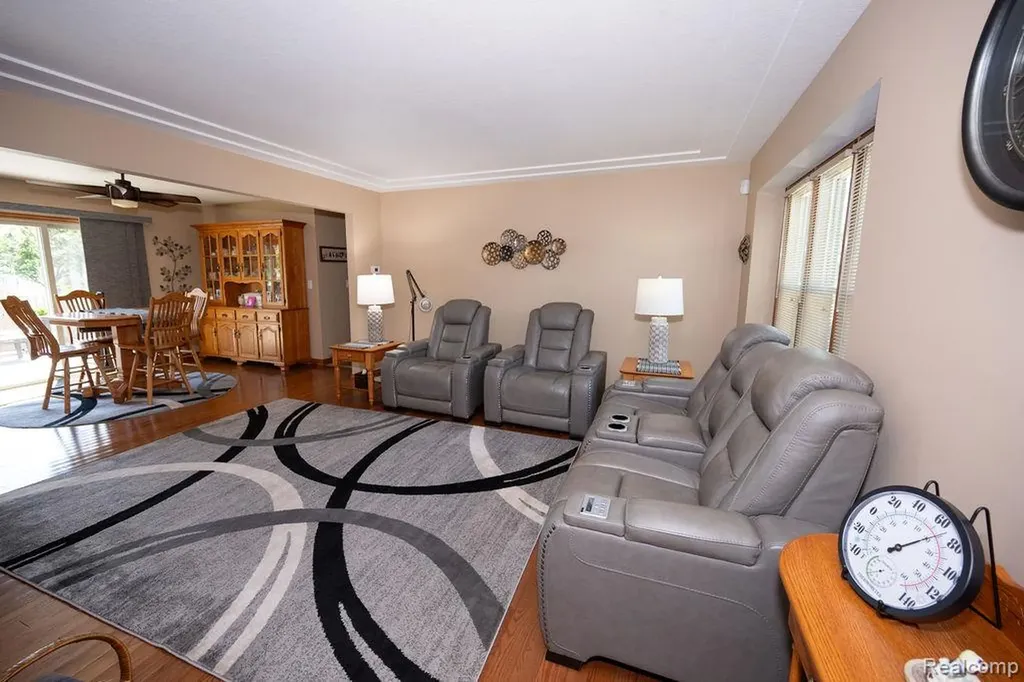 6321 Avenue B La Salle Township MI 48145