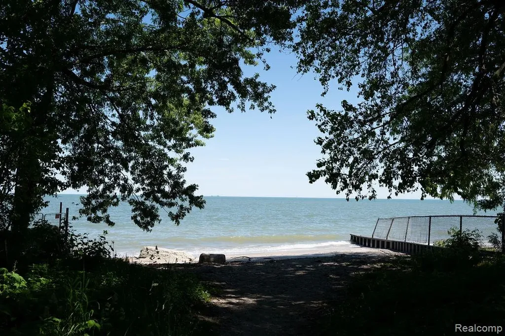 6321 Avenue B La Salle Township MI 48145