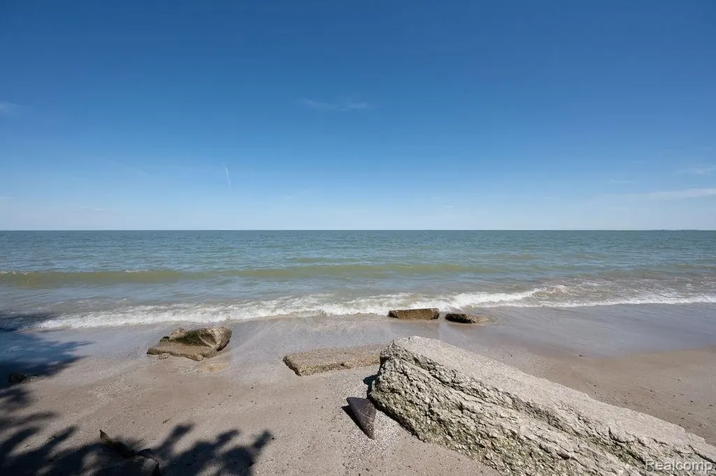 6321 Avenue B La Salle Township MI 48145