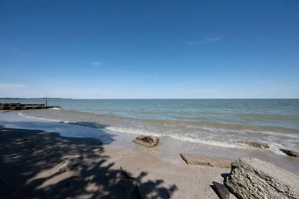 6321 Avenue B La Salle Township MI 48145