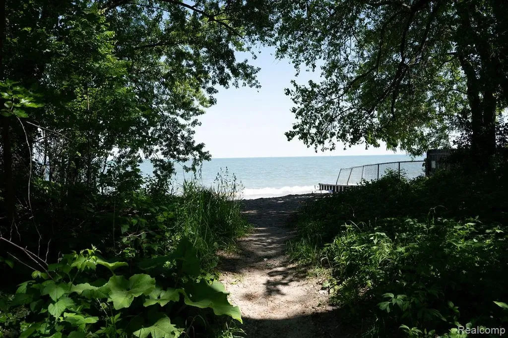 6321 Avenue B La Salle Township MI 48145