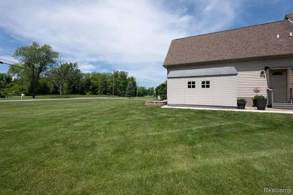 6321 Avenue B La Salle Township MI 48145