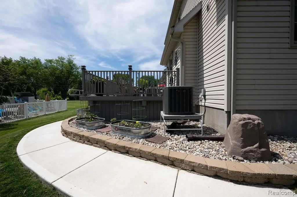 6321 Avenue B La Salle Township MI 48145