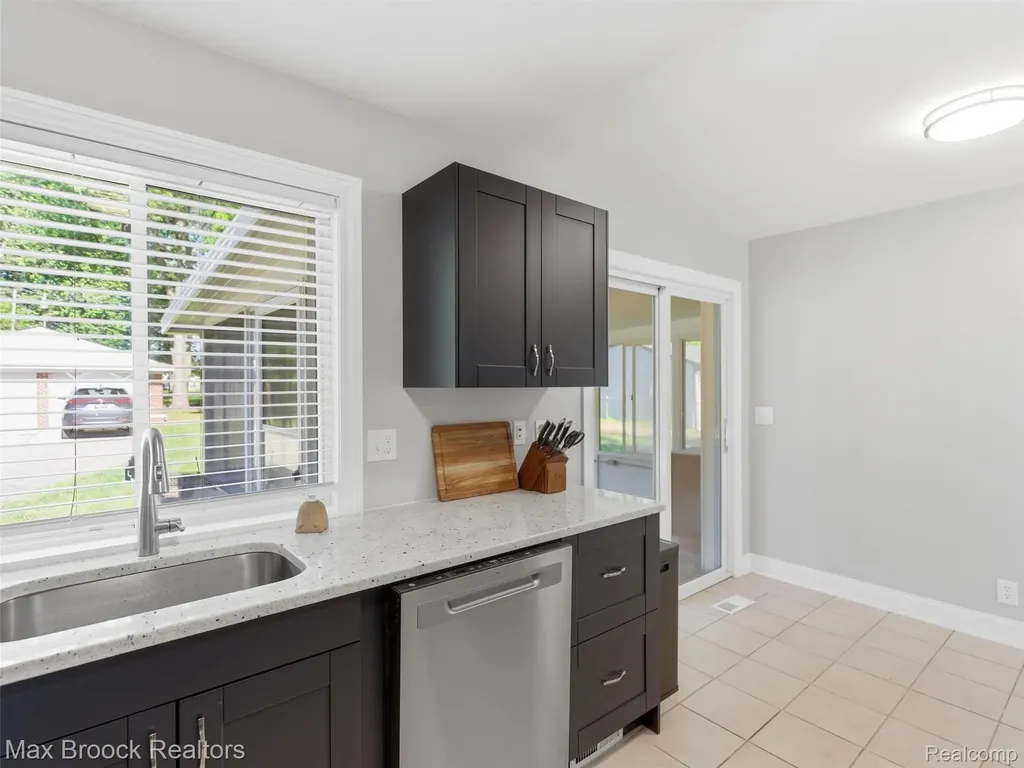 47375 Harry Street Shelby Charter Township MI 48317