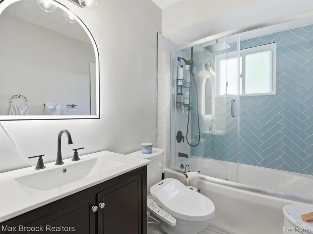 47375 Harry Street Shelby Charter Township MI 48317