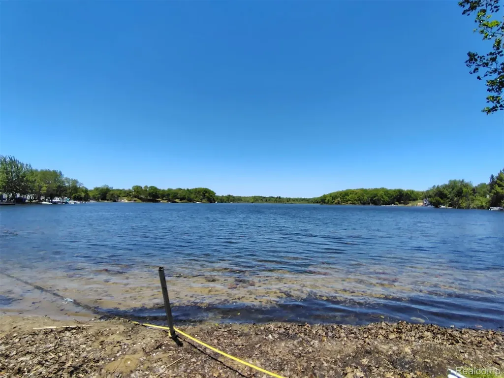 B Hemingway Lake Road Otter Lake Village MI 48464
