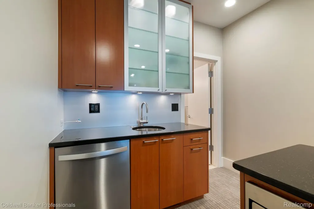 801 W Ann Arbor Trail Plymouth City MI 48170