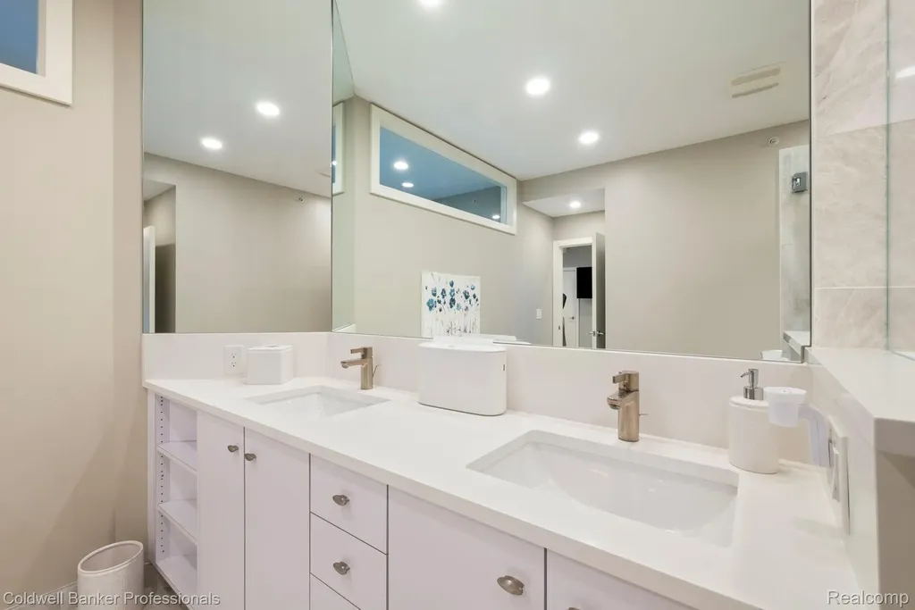 801 W Ann Arbor Trail Plymouth City MI 48170