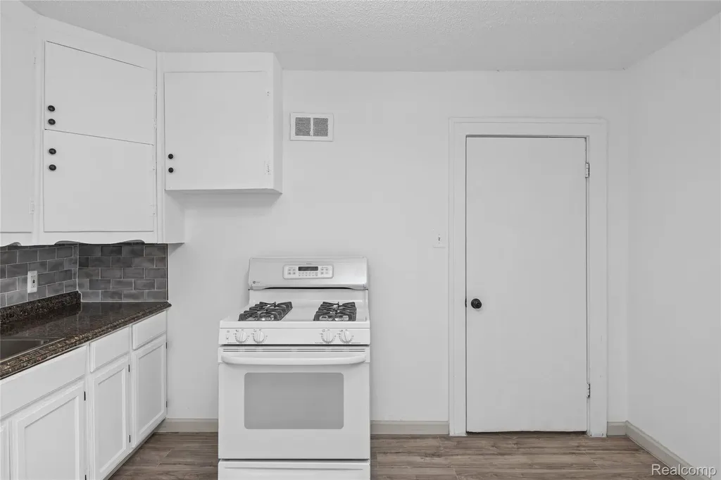 28042 Maple Street Roseville City MI 48066