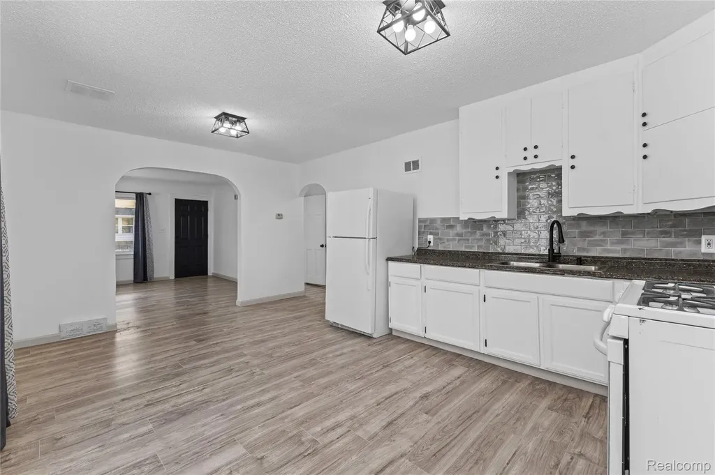 28042 Maple Street Roseville City MI 48066