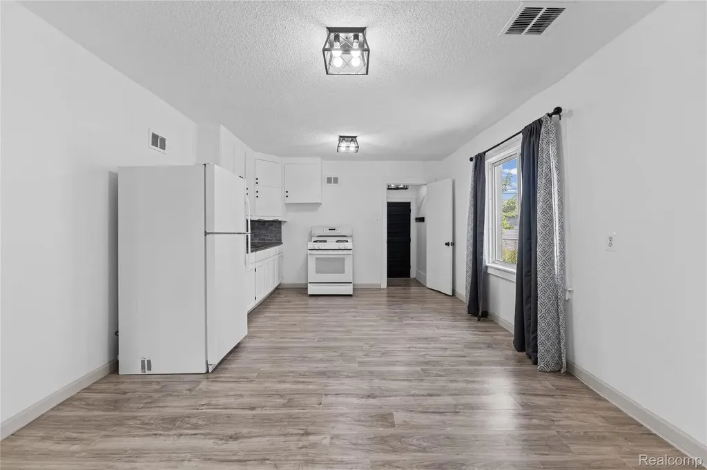 28042 Maple Street Roseville City MI 48066
