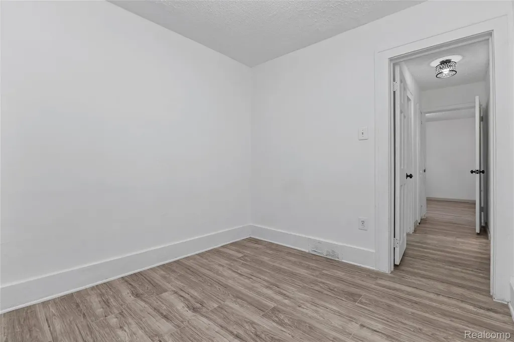 28042 Maple Street Roseville City MI 48066