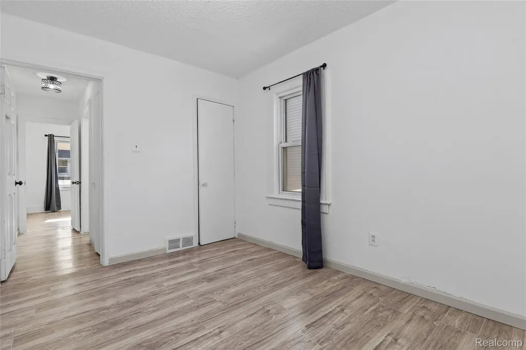 28042 Maple Street Roseville City MI 48066