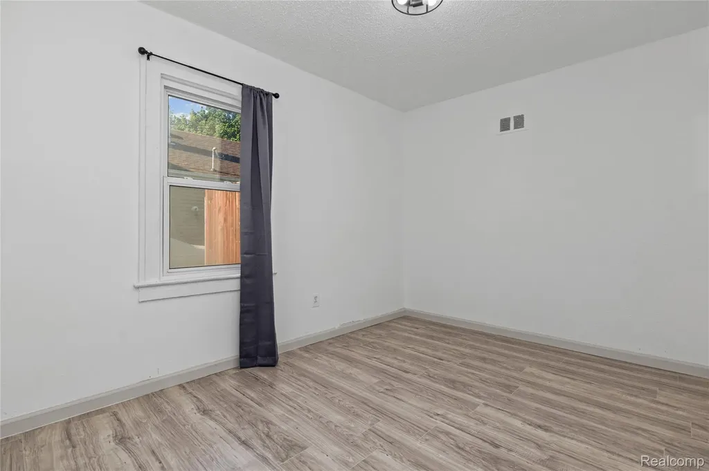 28042 Maple Street Roseville City MI 48066