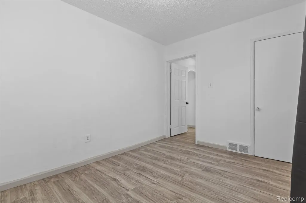28042 Maple Street Roseville City MI 48066