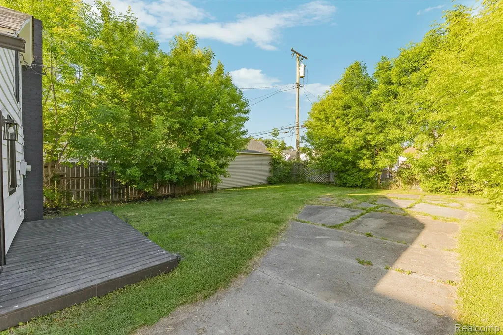 28042 Maple Street Roseville City MI 48066