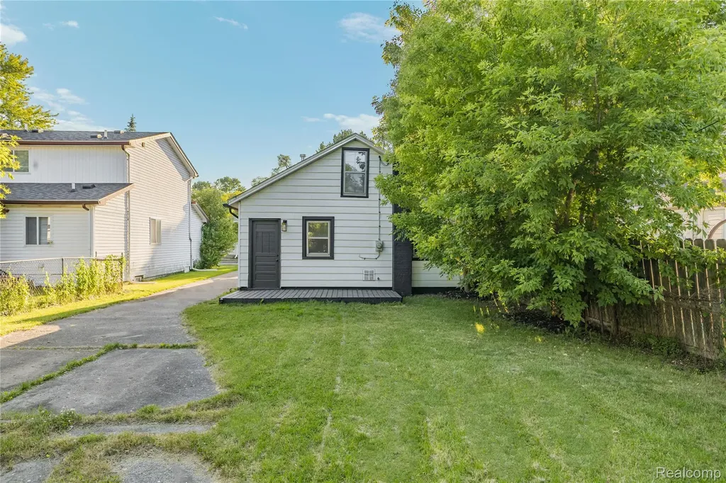 28042 Maple Street Roseville City MI 48066
