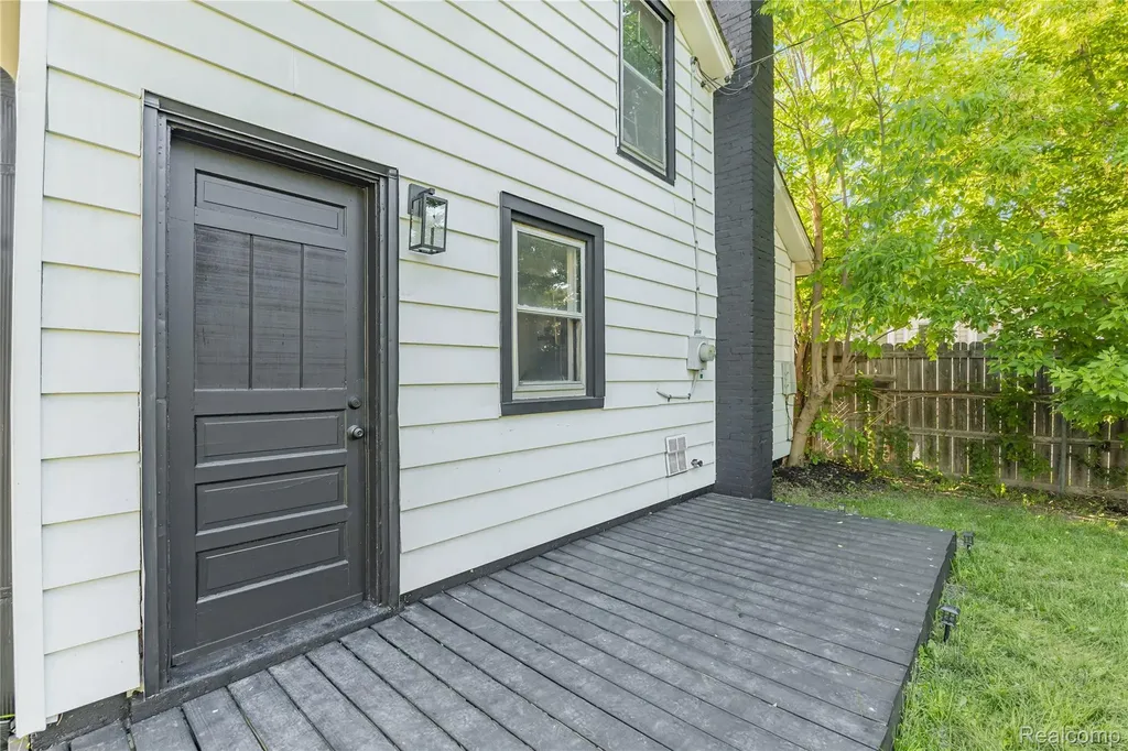 28042 Maple Street Roseville City MI 48066