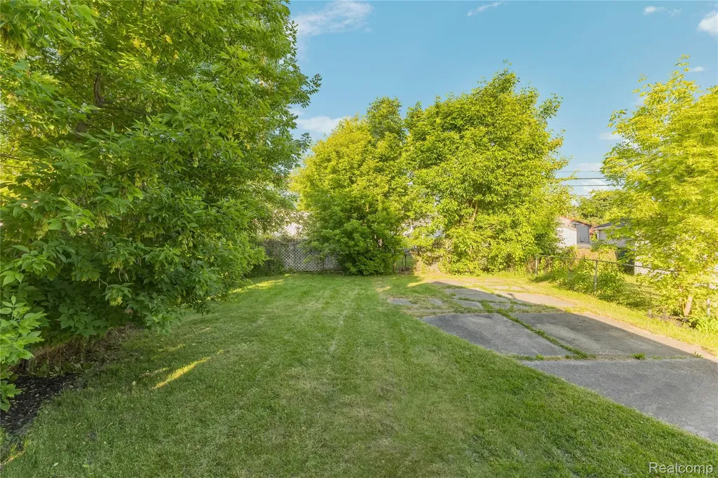 28042 Maple Street Roseville City MI 48066