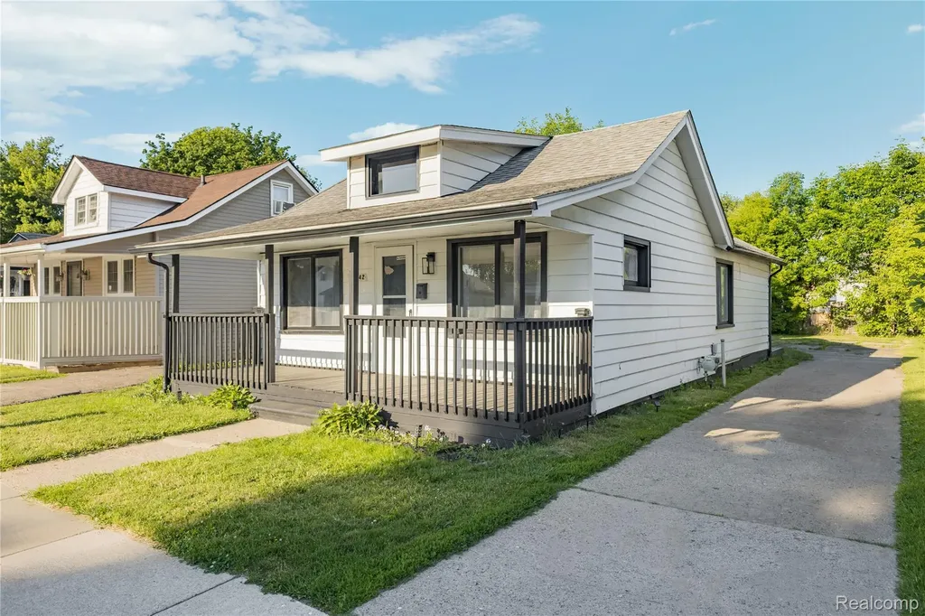 28042 Maple Street Roseville City MI 48066