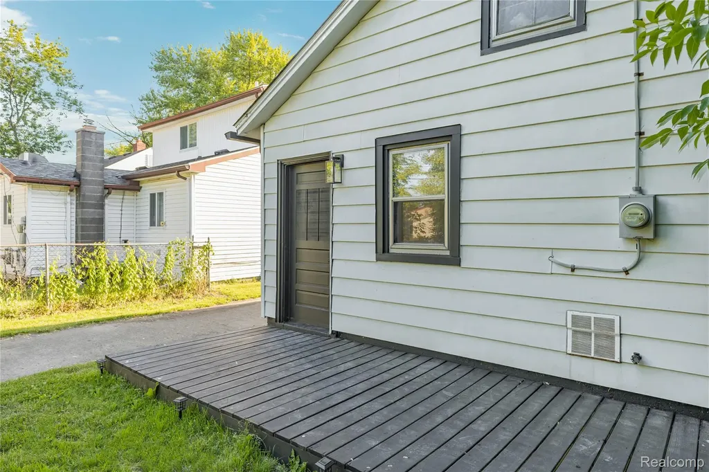 28042 Maple Street Roseville City MI 48066