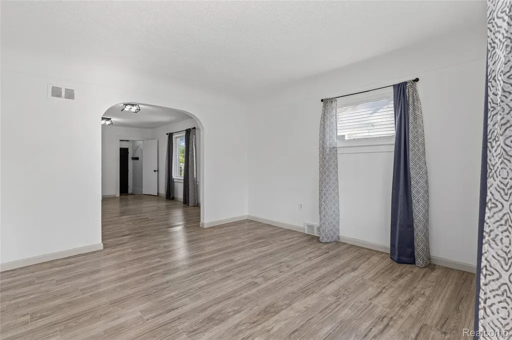 28042 Maple Street Roseville City MI 48066
