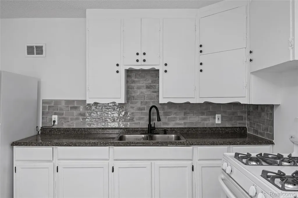 28042 Maple Street Roseville City MI 48066