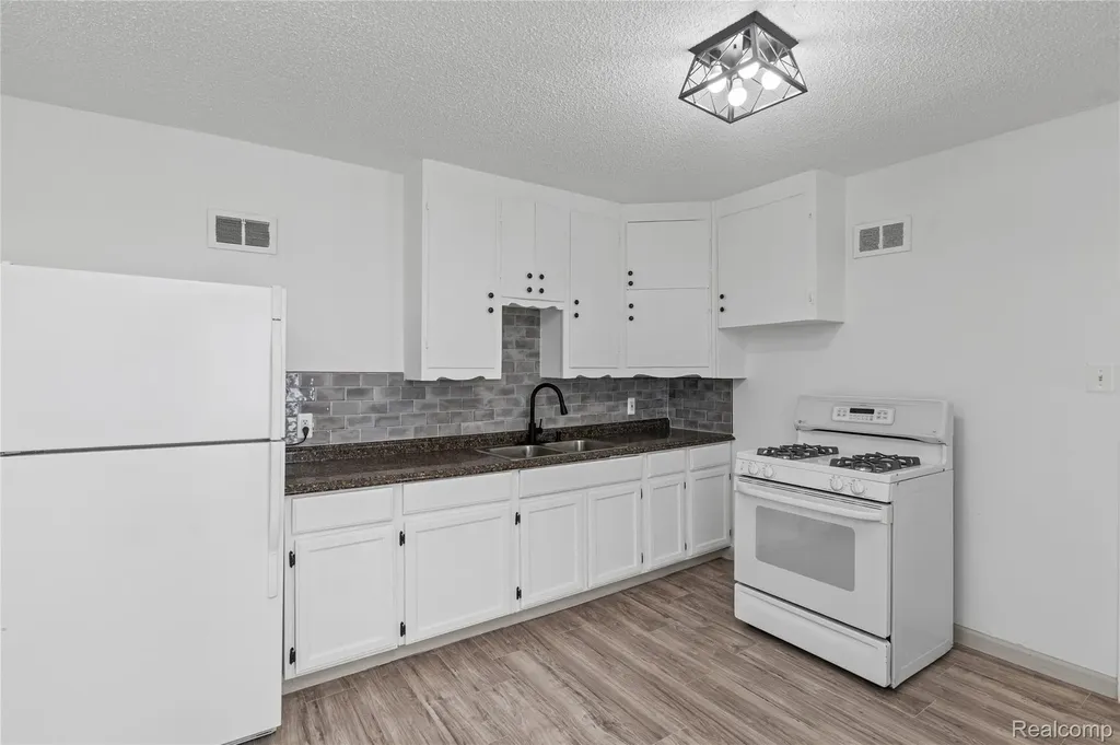 28042 Maple Street Roseville City MI 48066